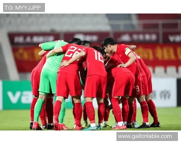 路人意外闯入镜头成足球明星瞬间引发热议与关注 路人意外闯入镜头成足球明星瞬间引发热议与关注